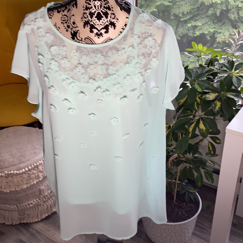 NWOT Liz Claiborne Sheer blouse with flower detail - Picture 9 of 11